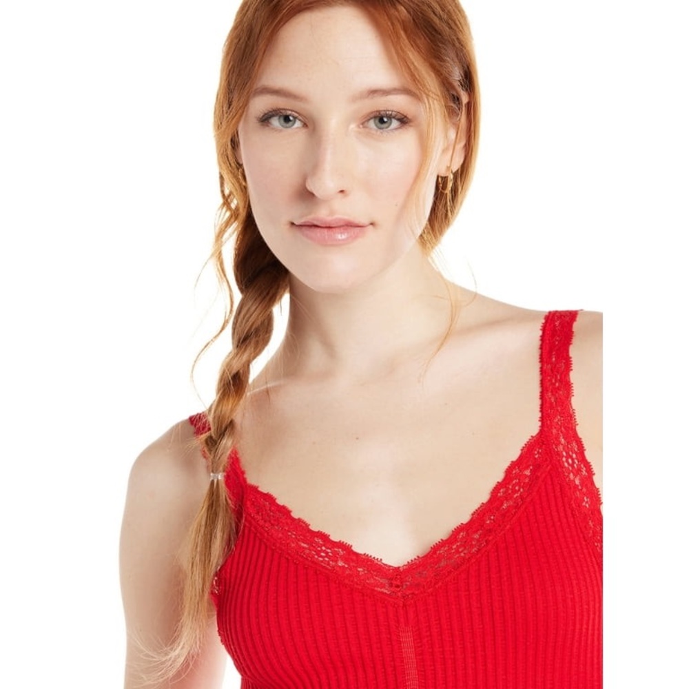 Women’s no boudaries red tank